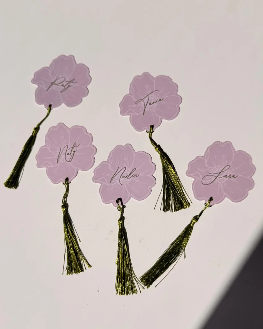 Etiquetas con nombre en forma de flor lila, con borla verde