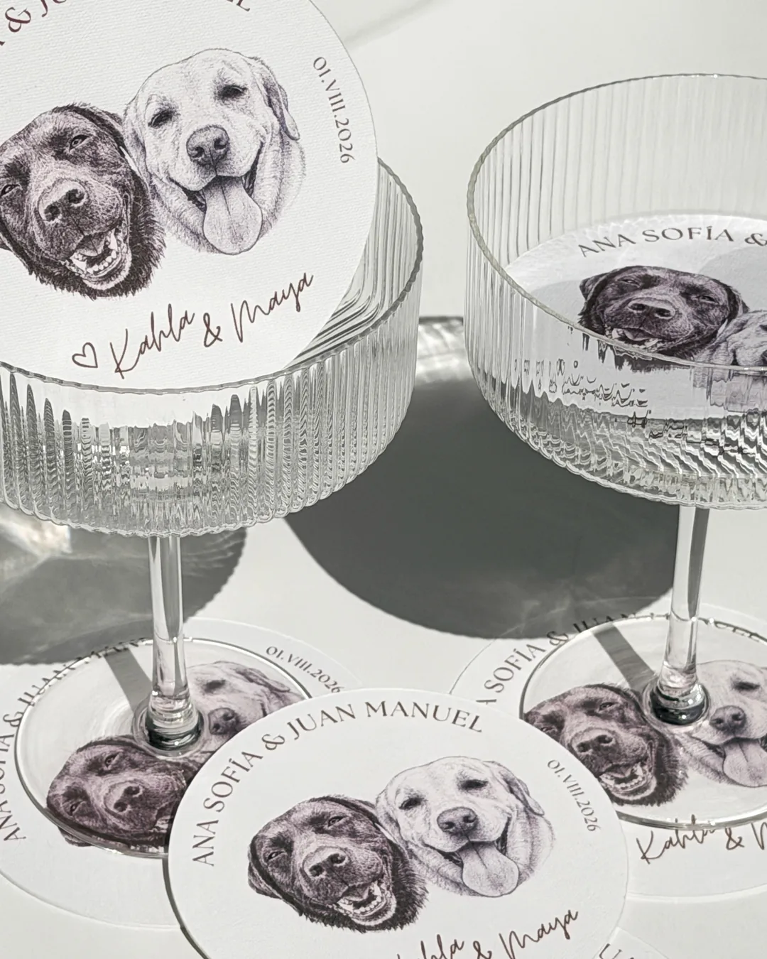 Portavasos redondos con el retrato de dos perros, bajo copas de cristal
